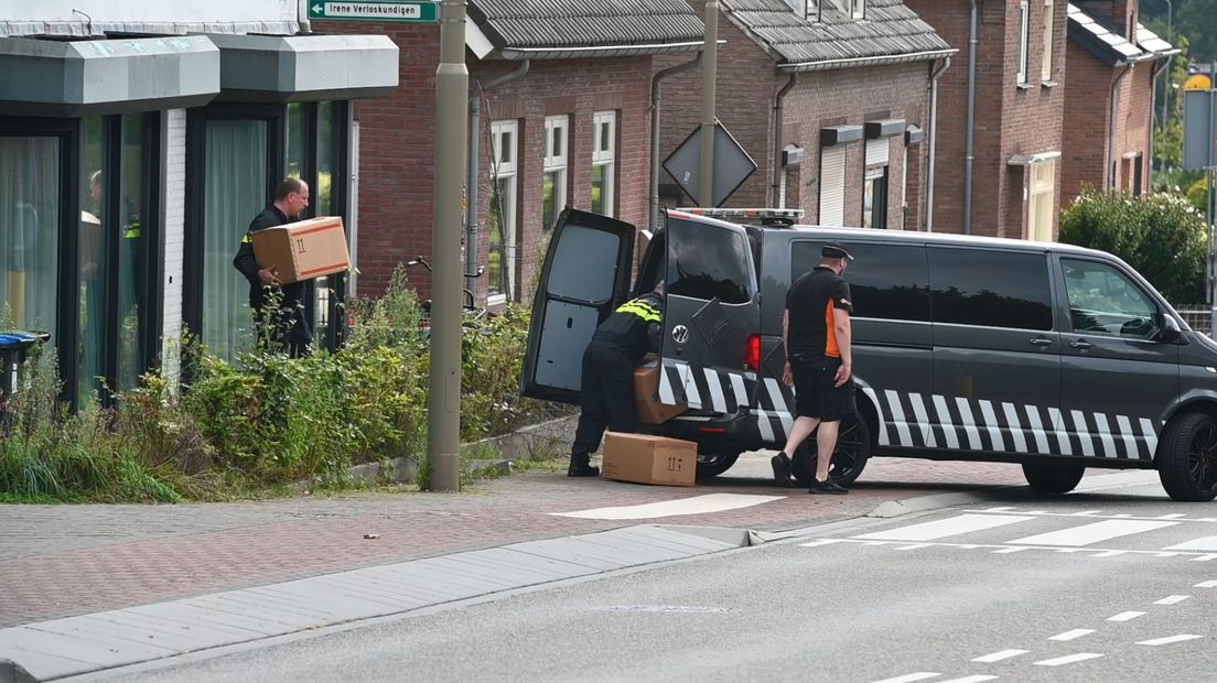 Dozen met vuurwerk worden naar buiten gebracht.