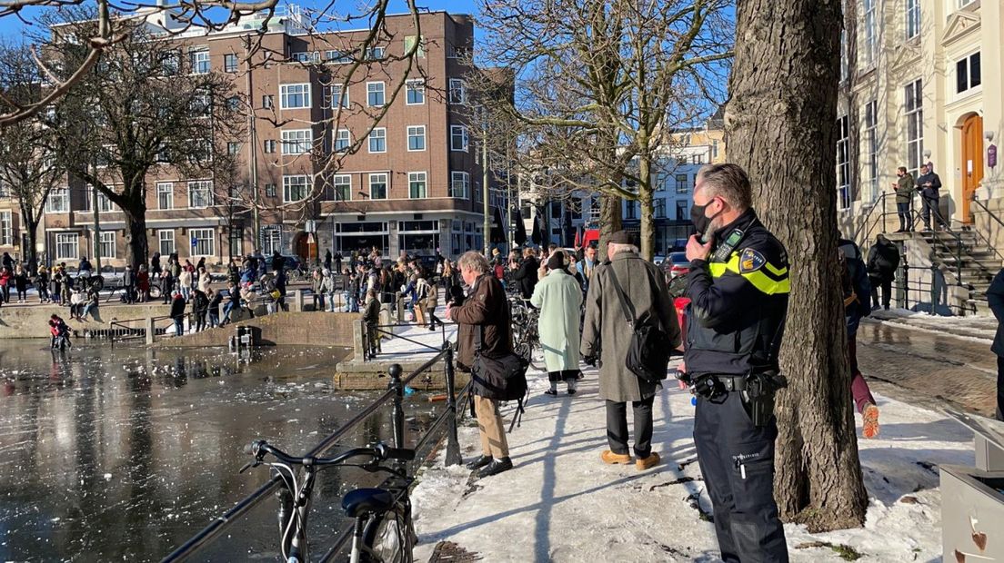 Het is erg druk rond de Hofvijver