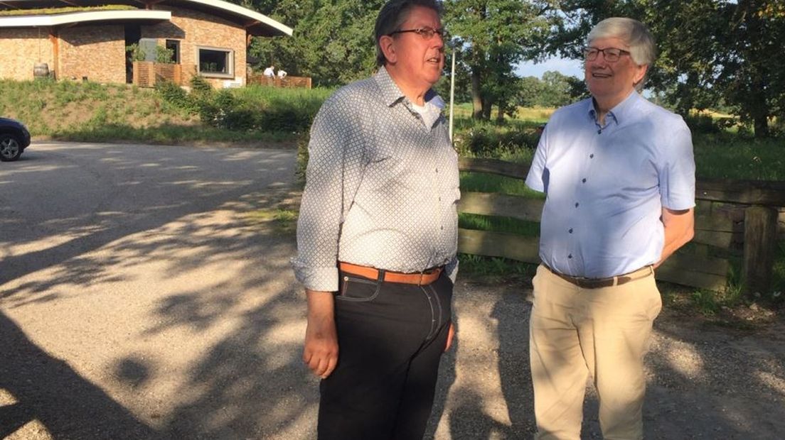 Bé Wes (links) en broer Hans bij de ingang van golfbaan Weleveld.