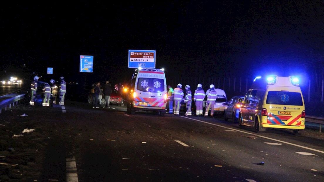 A32 bij Steenwijk richting Friesland dicht na ongeluk met zes voertuigen