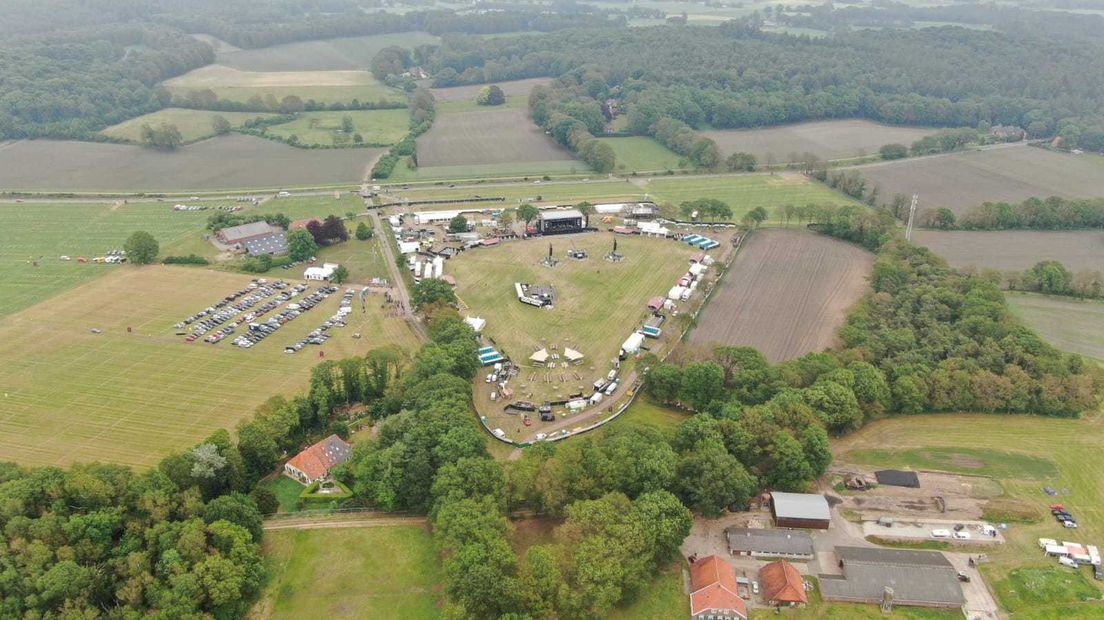 Om 20.00 uur beklimmen de mannen van Normaal het podium beklimmen, maar de vaste Anhangers van de Achterhoekers stonden Hemelvaartsdag al vroeg voor de poort in Lochem. Om 14.00 uur ging het terrein open, waarna het concertterrein snel volstroomde.