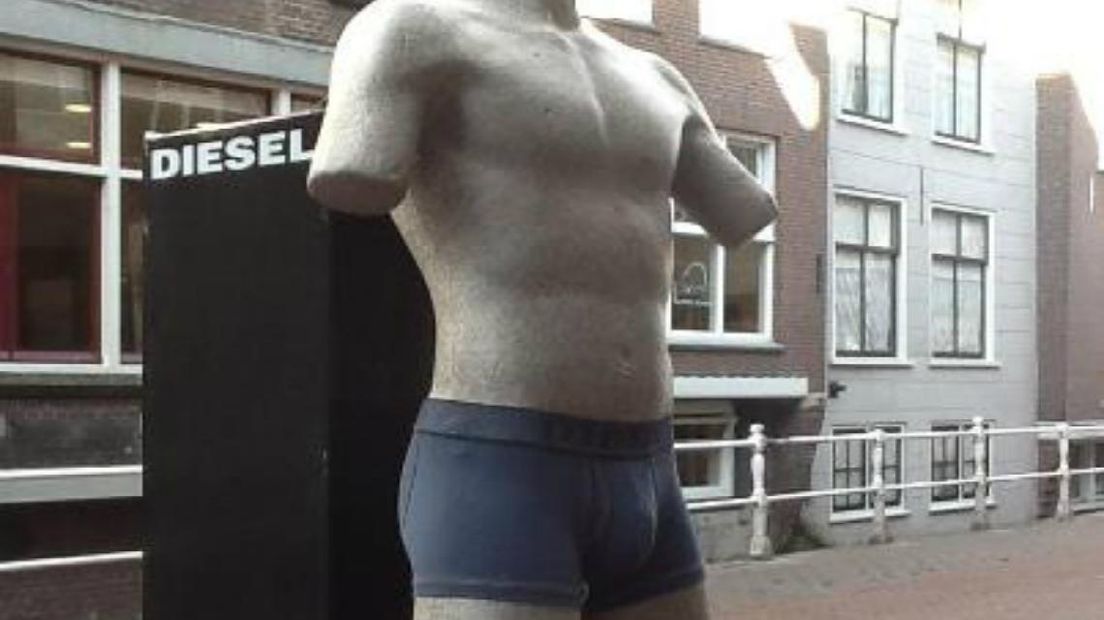 Torso voor winkel te aanstootgevend