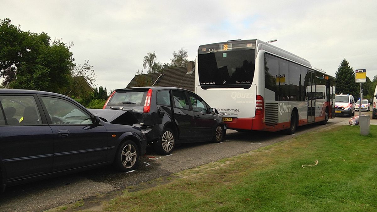 Automobilist knalt op bus in Nieuw-Dordrecht