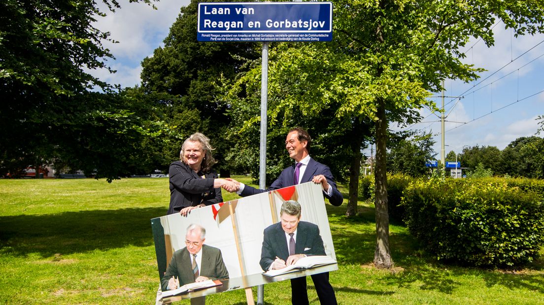 Raadslid Jeltje van Nieuwenhoven (l) en wethouder Boudewijn Revis onthullen Laan van Gorbatsjov in Den Haag.