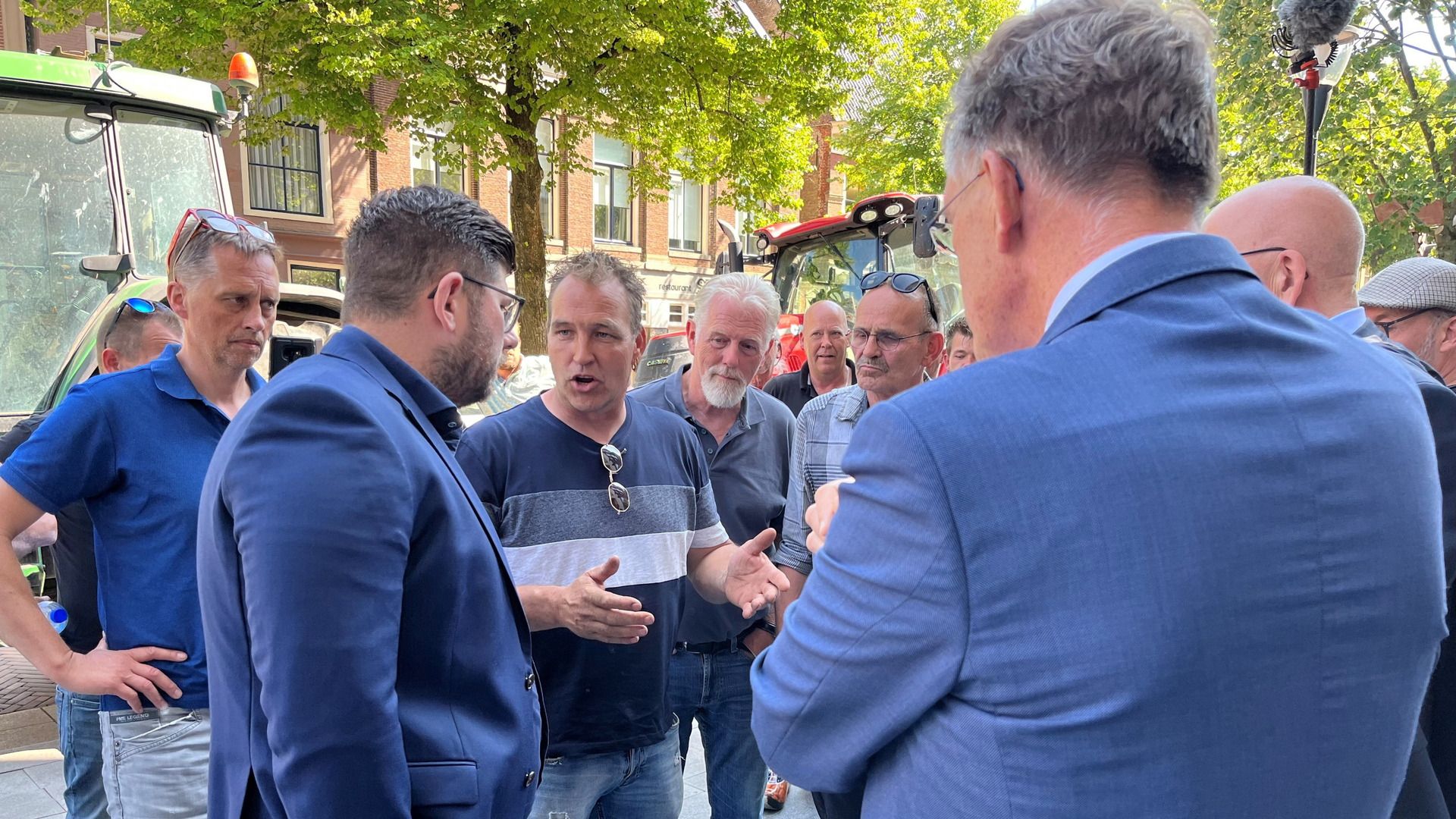 Knol en Wiersma (50 +) voor het provinciehuis in Leeuwarden in gesprek met actieboeren