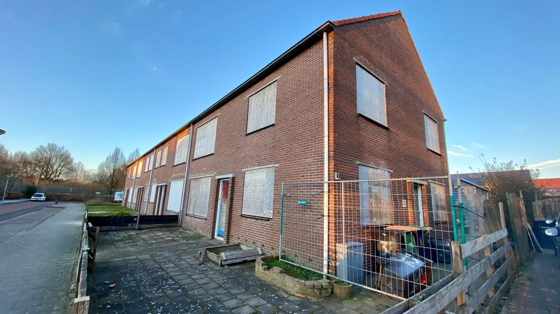 De straat in Steenwijk waar de sloopwoningen moeten blijven staan