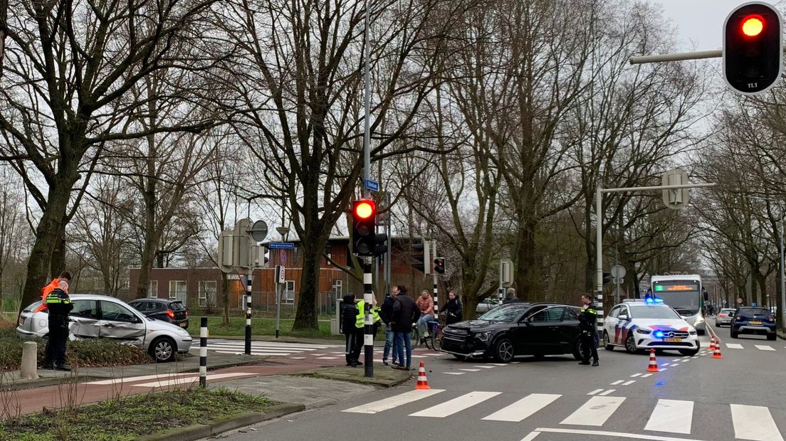 Twee auto's botsten op de kruising Eikenlaan en Morgensterlaan in Stad