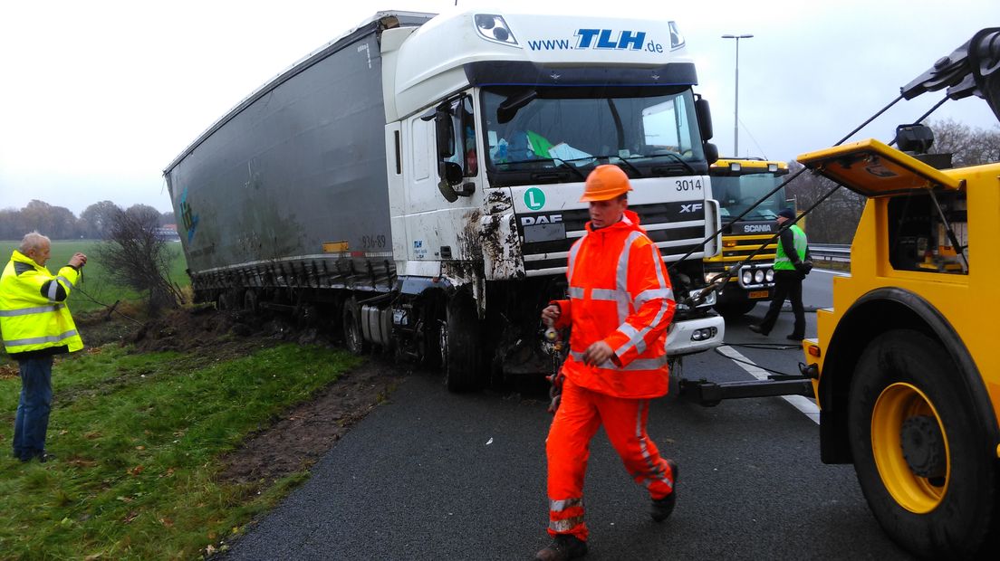 De A1 bij knooppunt Hoevelaken is weer vrij. Sinds vanochtend stond er file op de A1 richting Amsterdam, nadat tussen Barneveld en Hoevelaken een Duitse vrachtwagen van de weg was geraakt. De vrachtauto lag op zijn kant in een sloot.