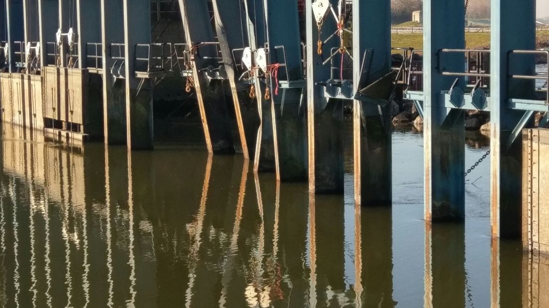 Vrijdag is er genoeg steen in de Maas bij Grave gekieperd om het water geleidelijk te laten stijgen. De tijdelijke dam bij de zwaarbeschadigde stuw bij Grave is dan hoog en sterk genoeg. Dat meldt Rijkswaterstaat.