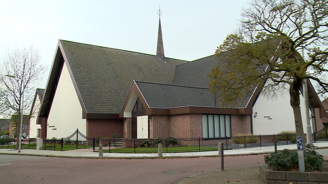 Kind over kerkrel: 'Eerst zaten we op kerkbanken, nu op stoelen'