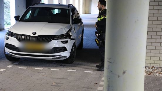 Vrouw botst tegen paal in garage