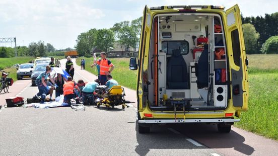 Vrouw zwaargewond na botsing, fiets breekt doormidden. Vrouw zwaargewond na botsing, fiets breekt doormidden.