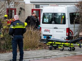 Taxibusje schept twee voetgangers en rijdt tegen huis, bestuurster was onder invloed