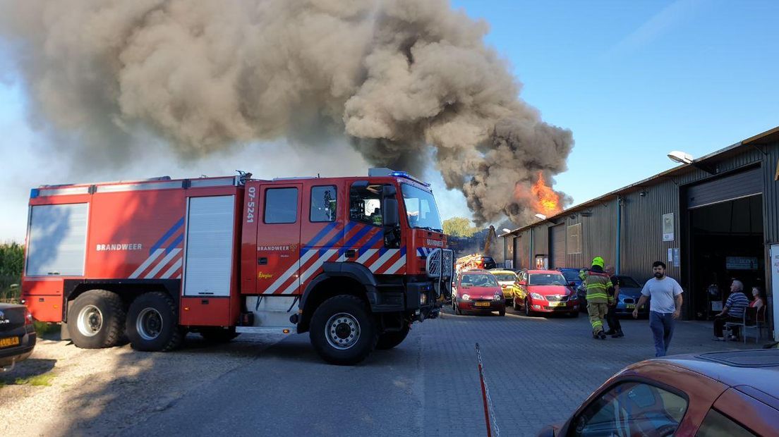 Zeer grote brand bij autosloperij in Duiven.