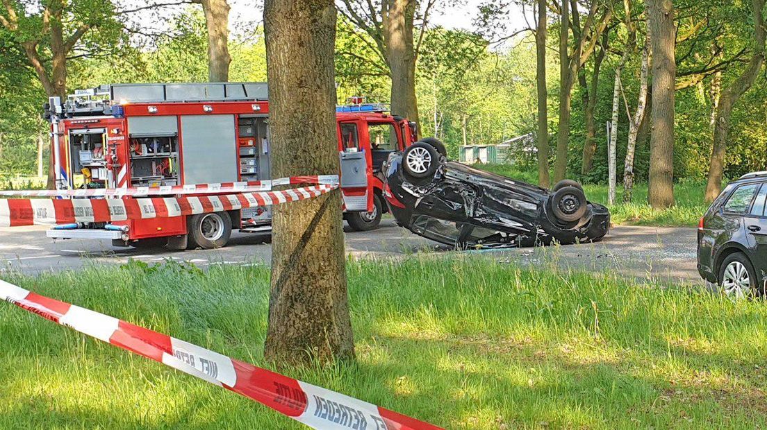 Een auto belandde op de kop (Rechten: Persbureau Meter)