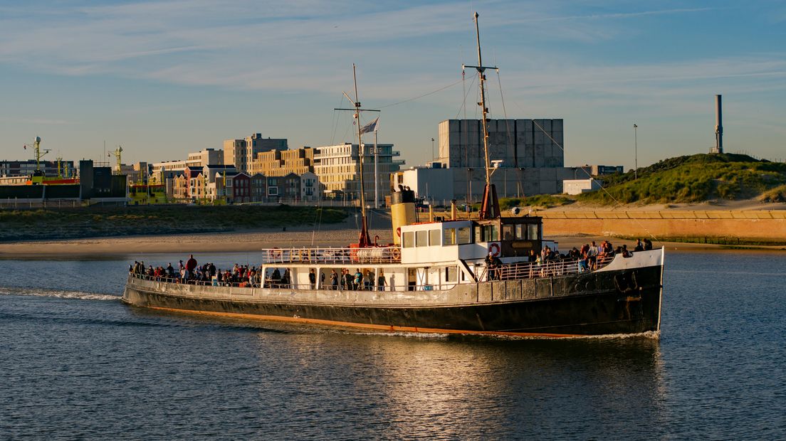 De PSD-veerboot Koningin Emma keert vanuit Scheveningen terug naar Zeeland