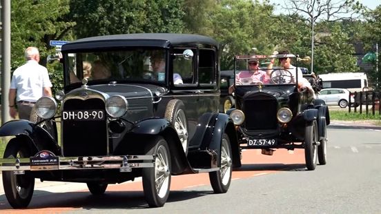 Honderd historische Fords rijden door Gelderse landschap