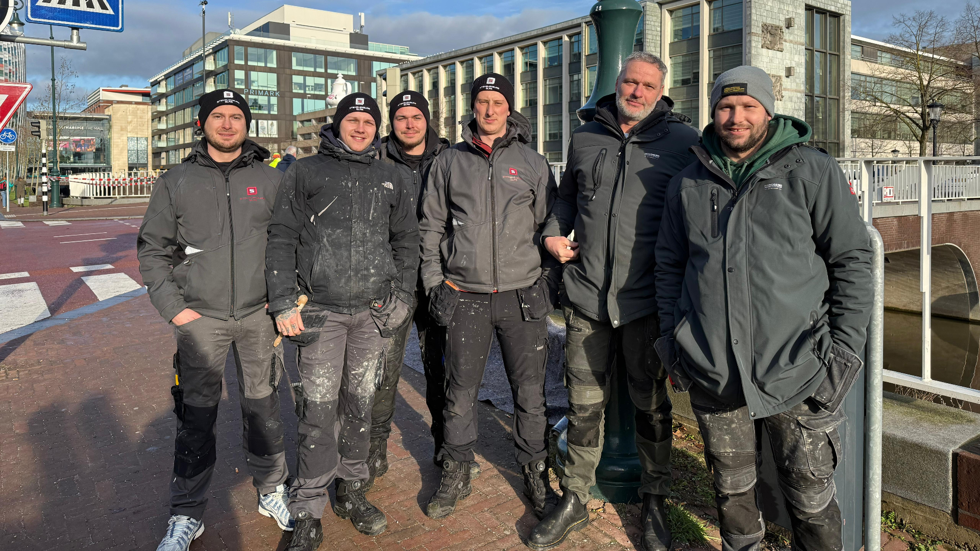 Glaszetters verzamelen zich in de binnenstad na explosie: 'We gaan doorbeuken'