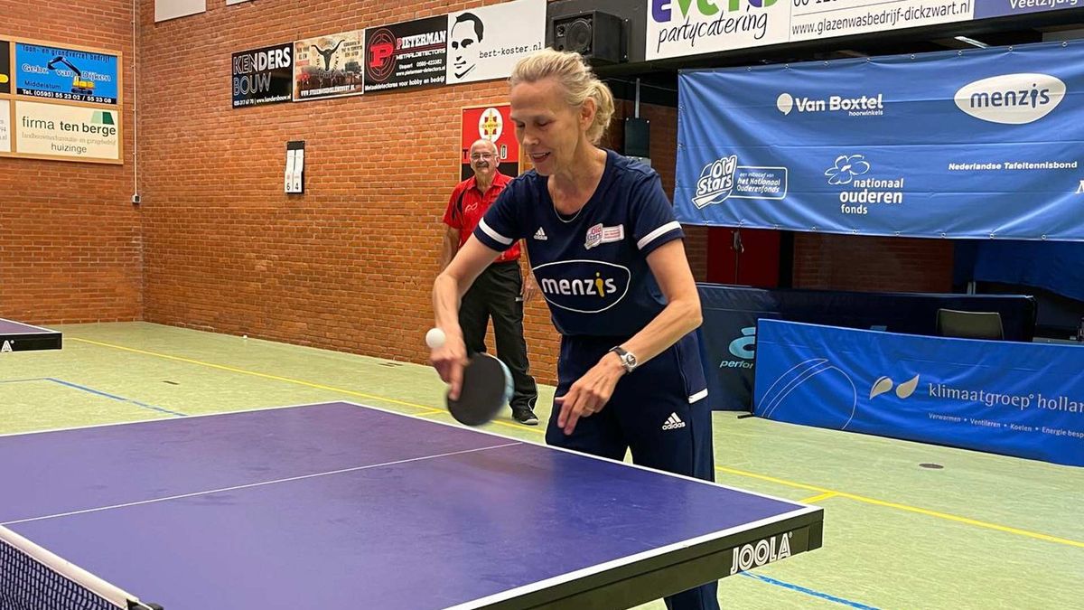 Bettine Vriesekoop geeft tafeltennisclinic in Middelstum: 'Het gaat om de derde helft'