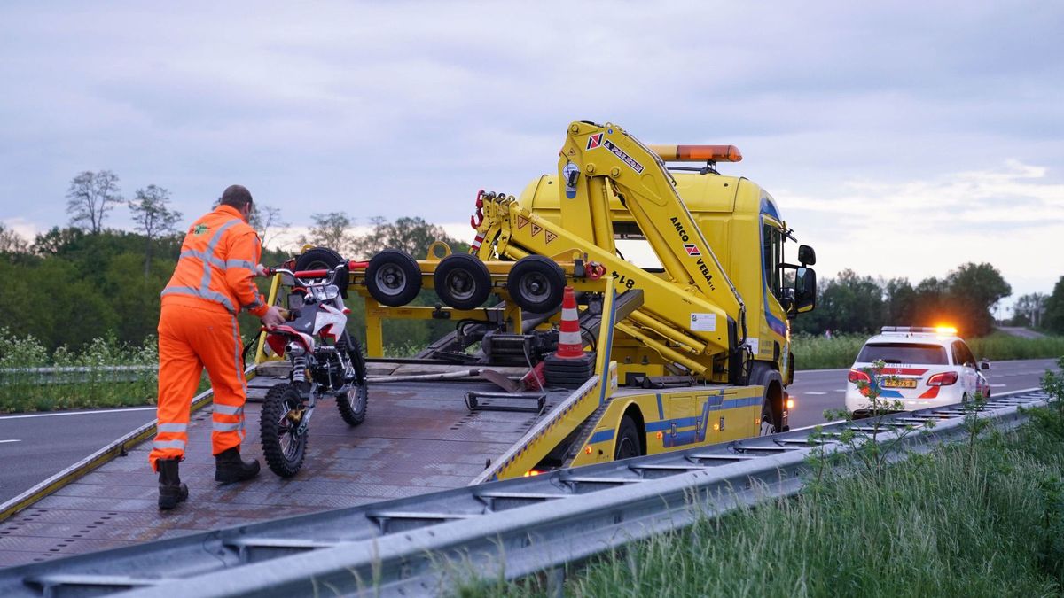 Politie plukt man met crossmotor van A2 bij Ittervoort