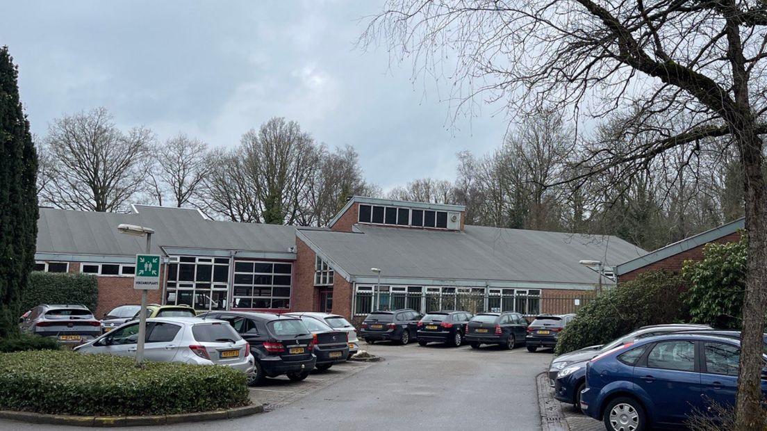 De panden van gemeentewerken achter het gemeentehuis in Leek