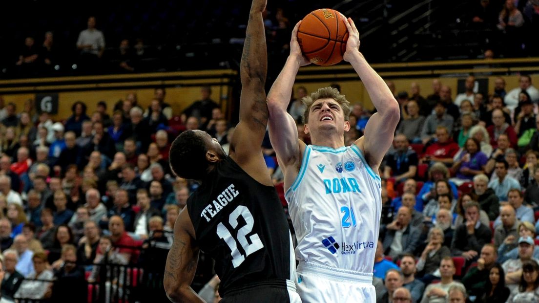 Donar-speler Henry Caruso in actie tegen London Lions