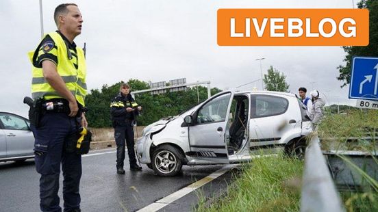 auto knalt tegen vangrail op A1 • veel schade na botsing in Apeldoorn. auto knalt tegen vangrail op A1 • veel schade na botsing in Apeldoorn.