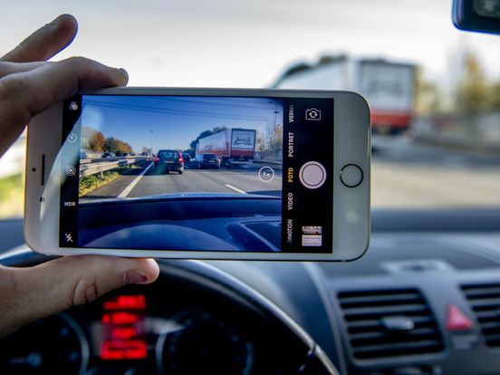 Mag je filmen of fotograferen bij een ongeluk? 'Een beetje respect voor slachtoffers en hulpverleners zou fijn zijn'