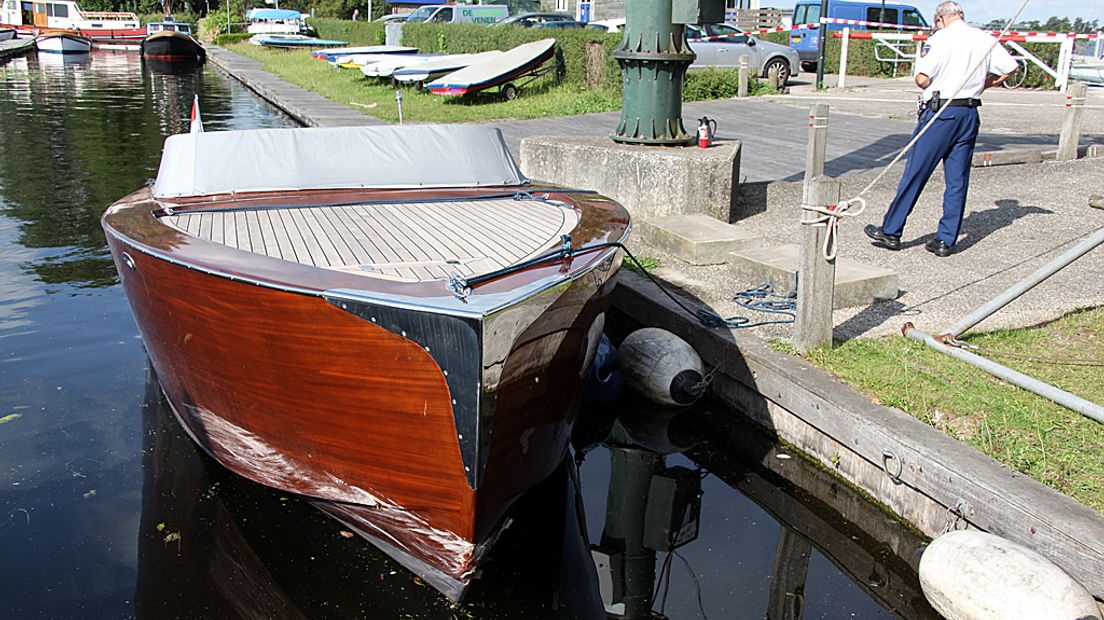 De speedboot van Arnoud H. ramde een sloep met vier inzittenden.