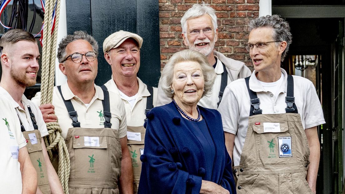 Prinses Beatrix met personeel van Molen De Roos