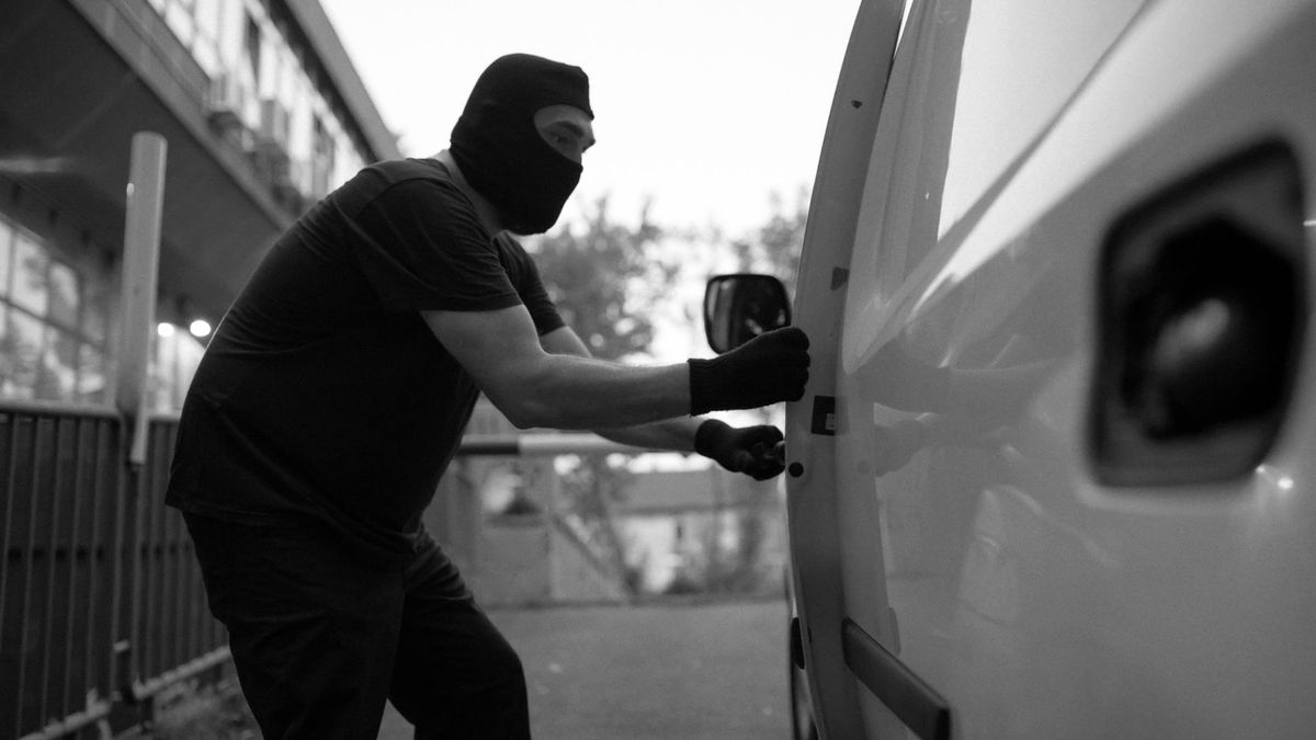 Bedrijfsbusjes steeds vaker geplunderd door gat in portier te knippen