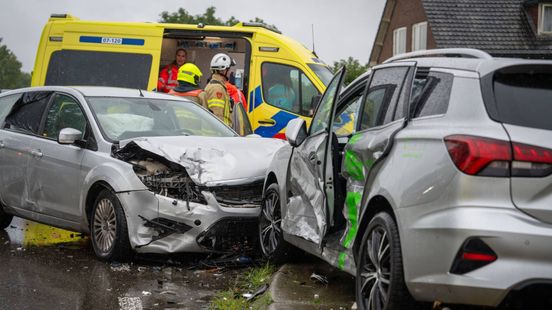 Gewonde bij aanrijding • auto kantelt na botsing. Gewonde bij aanrijding • auto kantelt na botsing.