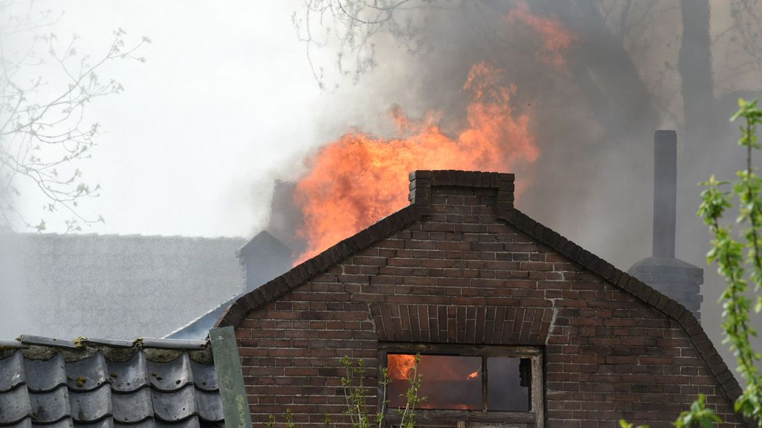 De brandweer heeft het huis gecontroleerd laten uitbranden