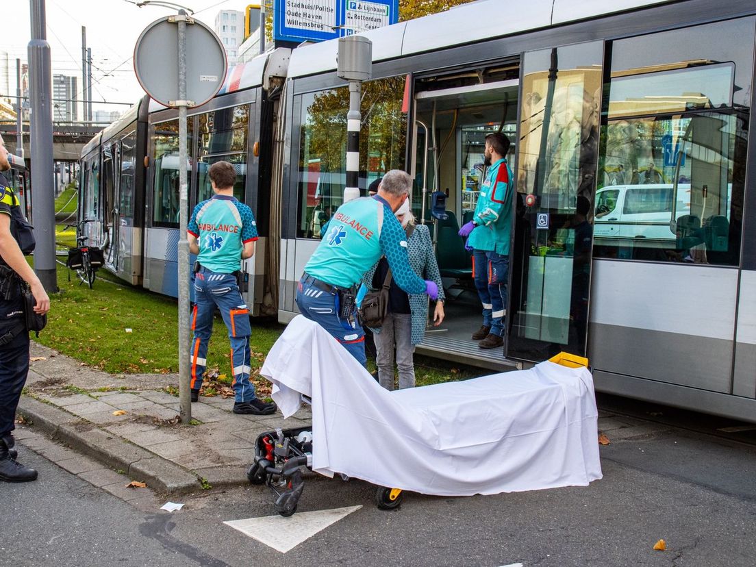 Ambulancepersoneel verzorgt gewonden na trambotsing Schiekade