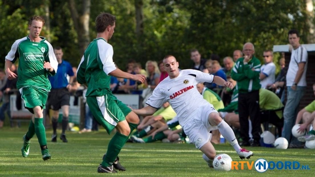 Joszef Piller (wit shirt) in actie in de oefenwedstrijd tegen FC Grootegast