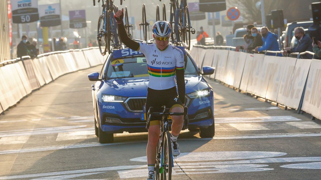 Anna van der Breggen zegeviert in de Omloop