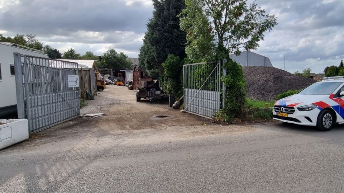 Politie bij het terrein waar het drugsafval is gevonden