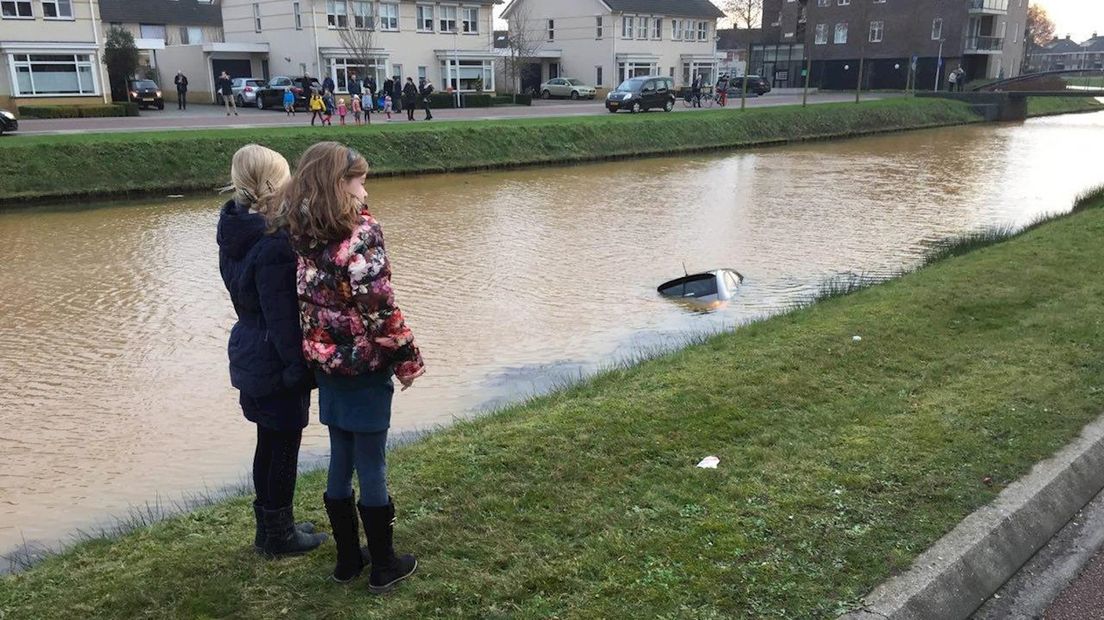 Auto water ingerold in Rijssen