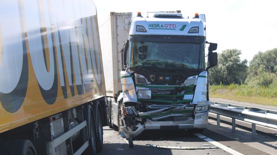 Botsing tussen twee vrachtwagens, weg afgesloten bij Haringvlietbrug. Botsing tussen twee vrachtwagens, weg afgesloten bij Haringvlietbrug.