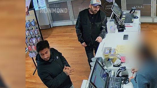 Nepklanten stelen bij juwelier, als een winkelmedewerkster sieraden toont Home