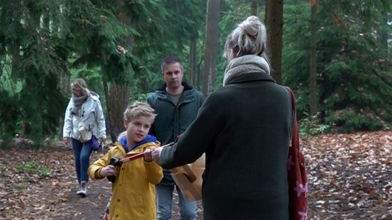Hier ruimen kinderen het bos op, en ze krijgen er poffertjes voor