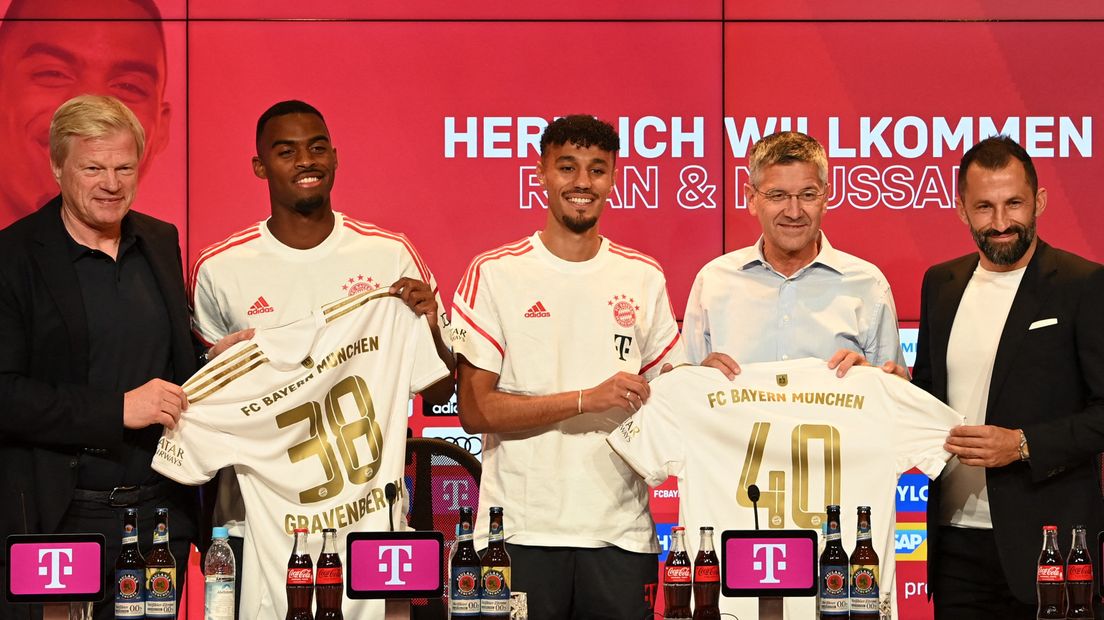 2022: Ryan Gravenberch wordt samen met Noussair Mazraoui gepresenteerd bij FC Bayern