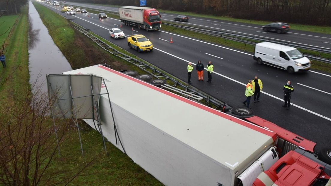 De snelweg is gedeeltelijk afgesloten en verkeer moet over één rijstrook