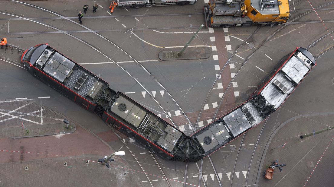 De tram stond midden op het kruispunt stil