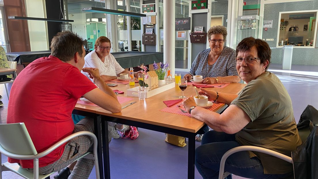 Ria (links) en Ria (rechts) zaten na maanden weer eens met elkaar aan tafel