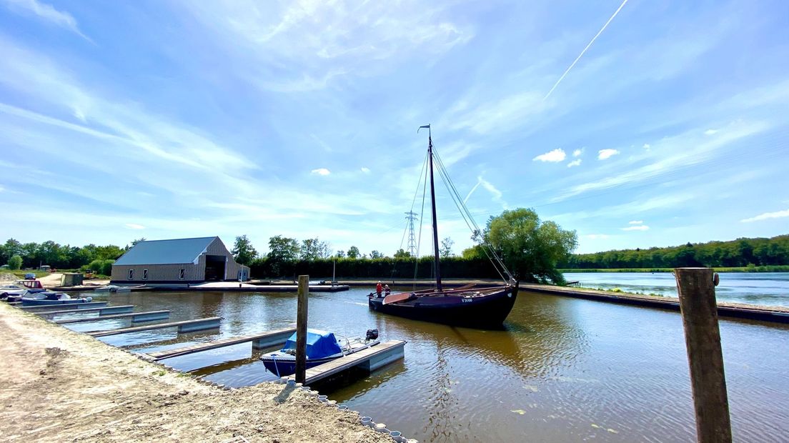 Deze oude botter kwam wel met gemak in en uit de haven. De jachthaven en de botterwerf moeten eind dit jaar helemaal klaar zijn