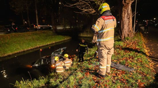 Auto rijdt sloot in, bestuurder gered