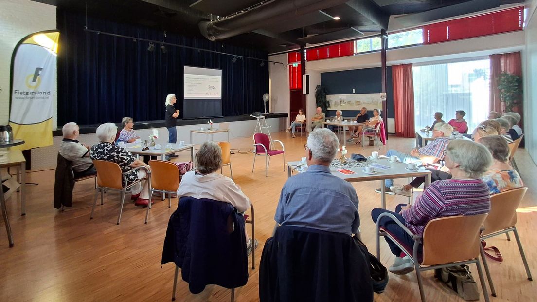 Mariska Wagemakers geeft voorlichting over veilig fietsen
