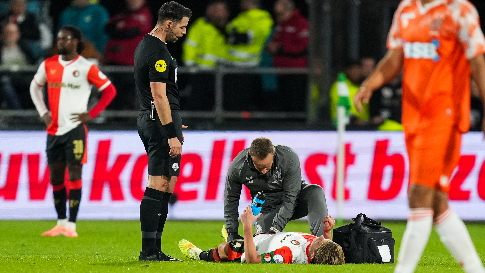 Blessurebehandeling bij Sem Steijn tijdens Feyenoord-FC Volendam.
