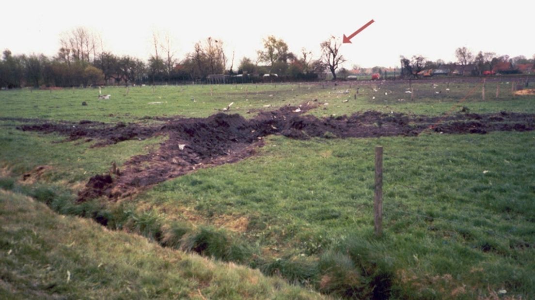 Een van de F-16's slaat tegen de grond en raakt uiteindelijk de boerderij van de familie Benjamins aan de Molenweg in Noordscheschut (Rechten: Koninklijke Luchtmacht)